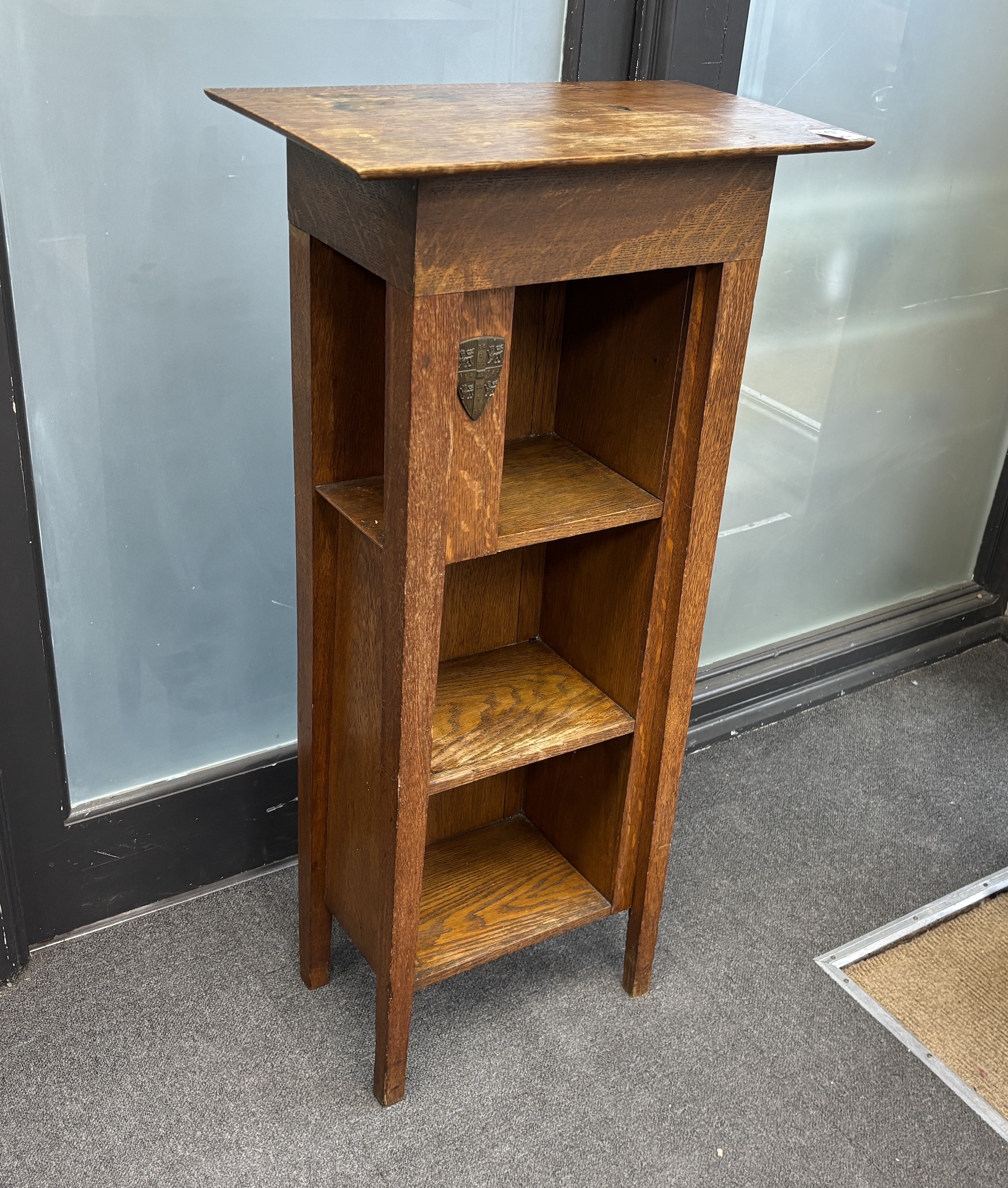 A Cambridge oak Arts and Crafts bookcase width 54cm, depth 30 cm, height 110cm.